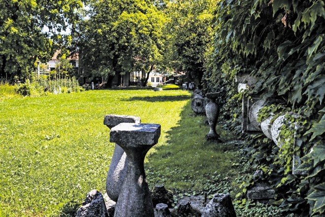 Tudi na vrtu so značilni Plečnikovi gradbeni elementi.