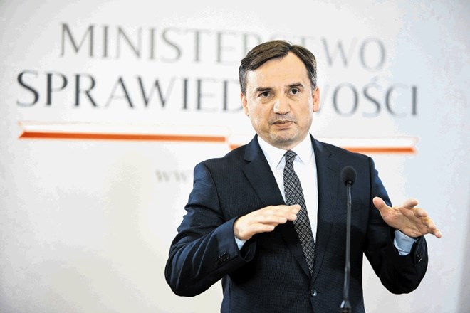 Poljski pravosodni minister Zbigniew Ziobro je napovedal umik države od konvencije o preprečevanju nasilja nad ženskami in za...
