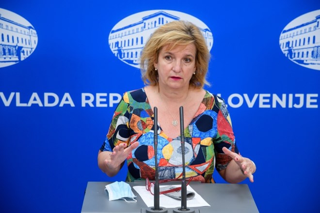 Vodja svetovalne skupine za covid-19 Bojana Beović primerja potek epidemije covida-19 v Sloveniji s hojo po robu prepada.