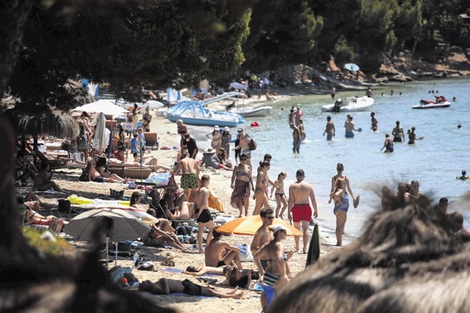 Dopustniki uživajo na plaži v Pollençi na otoku Majorka. Britanska vlada je določila karanteno za vse, ki se bodo vrnili iz...