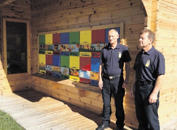 Janko Požežnik in Jože Plešnik pred čebelnjakom, ki so ga celjski poklicni gasilci na svojem dvorišču postavili pred dvema...