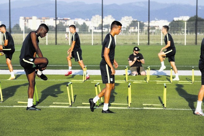 Nogometaši  Olimpije so trenirali na novem vadbenem središču poleg stadiona Stožice, kjer sta igrišči z naravno in umetno...