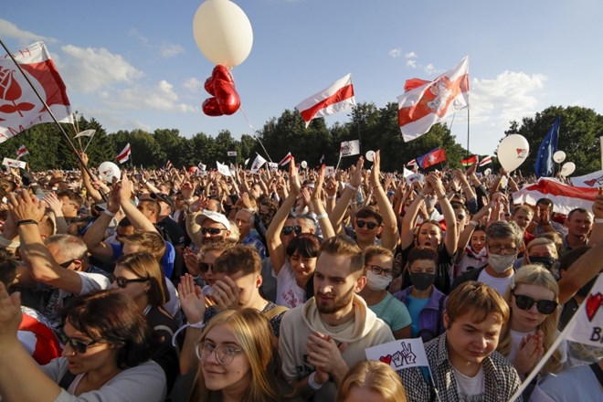 Politični novinki pred volitvami v Belorusiji uspelo mobilizirati več deset tisoč ljudi