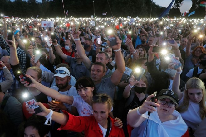 Politični novinki pred volitvami v Belorusiji uspelo mobilizirati več deset tisoč ljudi