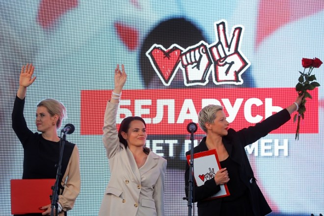 Svetlana Tihanovska (v sredini), Veronika Cepkalo (levo), žena opozicijskega politika Valerija Cepkala in Marija Kolesnikova,...