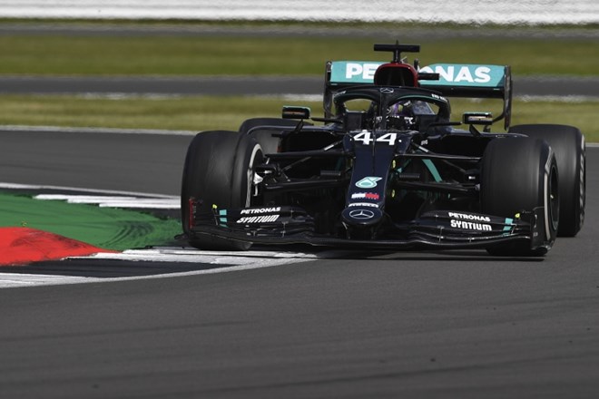 Lewisa Hamiltona ne ustavi niti predrta pnevmatika