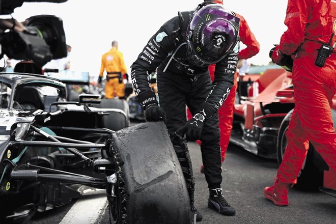 Lewis Hamilton ob pogledu na uničeno pnevmatiko, ki bi ga skorajda stala zmago v Silverstonu.