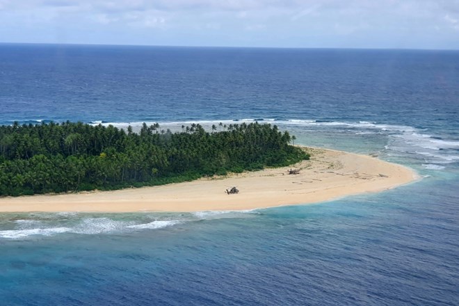 #foto Velik znak SOS rešil mikronezijske brodolomce