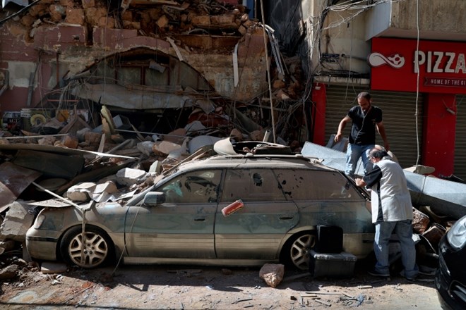 #foto in video V  libanonski prestolnici odjeknili siloviti eksplozji, na desetine mrtvih, okoli 4000 ranjenih   