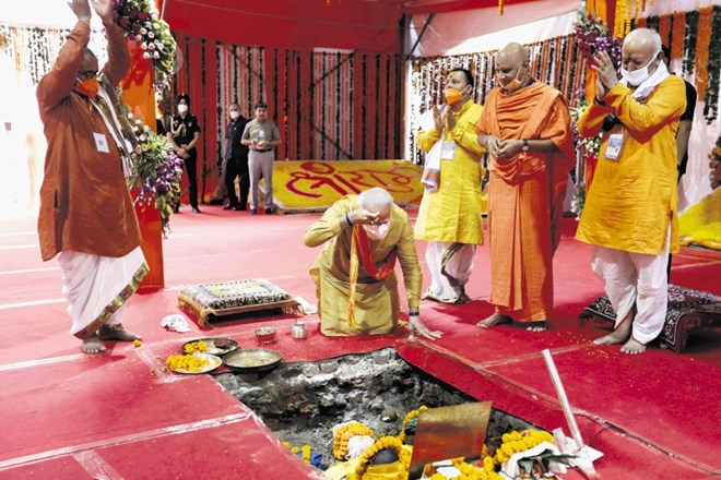 Indijski premier Narendra Modi opravlja ritual na mestu, kjer je nekoč stala mošeja, zdaj pa bom tam zrasel  hinduistični...