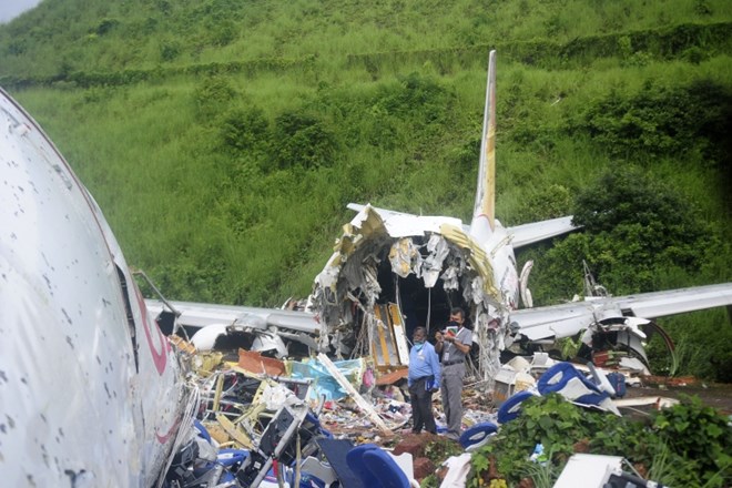 #video Letalo v Indiji prelomilo na dva dela, mrtvih vsaj 18 ljudi