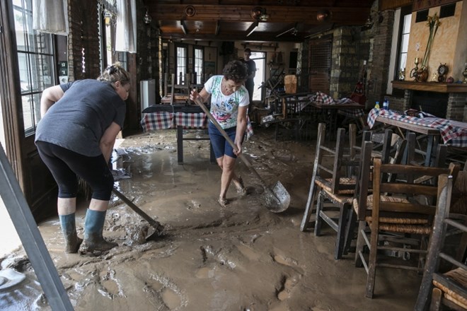 Najmanj pet smrtnih žrtev poplav v Grčiji, med njimi dojenček 