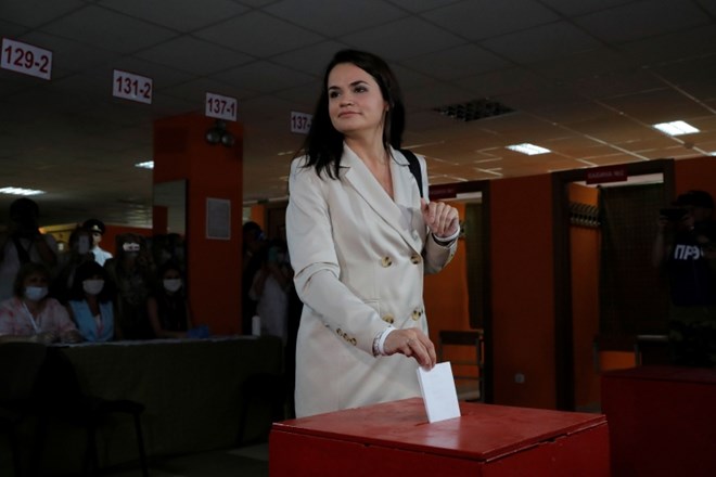 Predsedniška kandidatka opozicije Svetlana Tihanovska oddaja glas na volišču v Minsku.