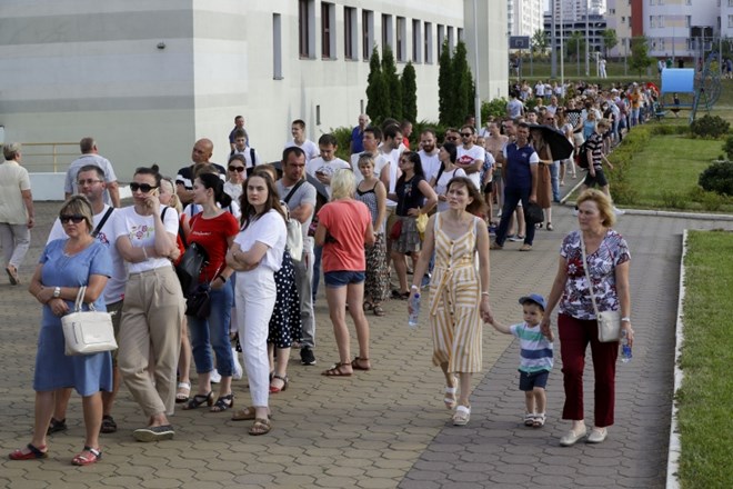 Prebivalci Minska čakajo v dolgi vrsti za oddajo glasu na predsedniških volitvah.