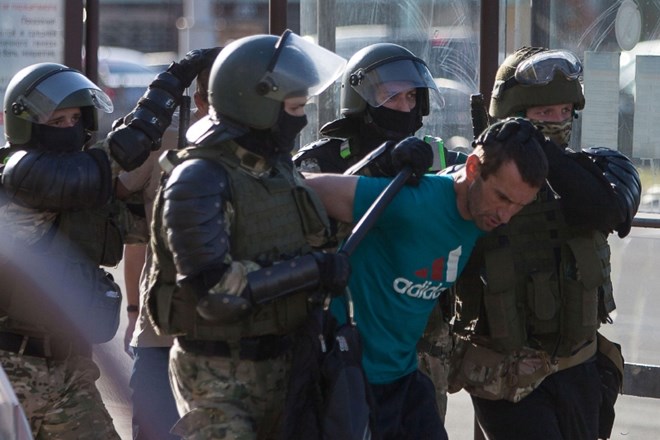 Beloruska policija ponoči znova nasilno obračunala s protestniki