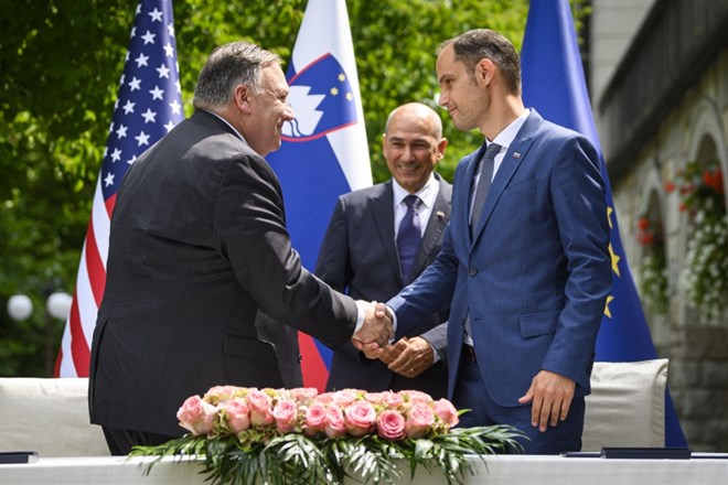 Podpis izjave o varnosti omrežij 5G med ameriškim zunanjim ministrom Mikom Pompeom (levo) in slovenskim kolegom Anžetom...