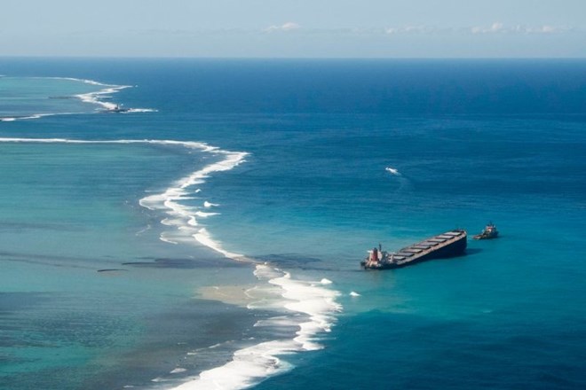 Poškodovana ladja pred obalo Mauritiusa se je prelomila na pol