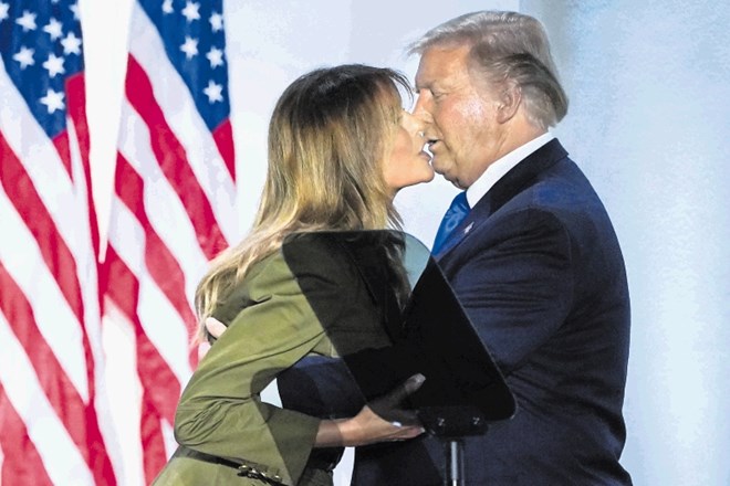 Prva dama ZDA in predsednik sta se poljubila po njenem virtualnem govoru z Rožnega vrta Bele hiše na konvenciji republikanske...