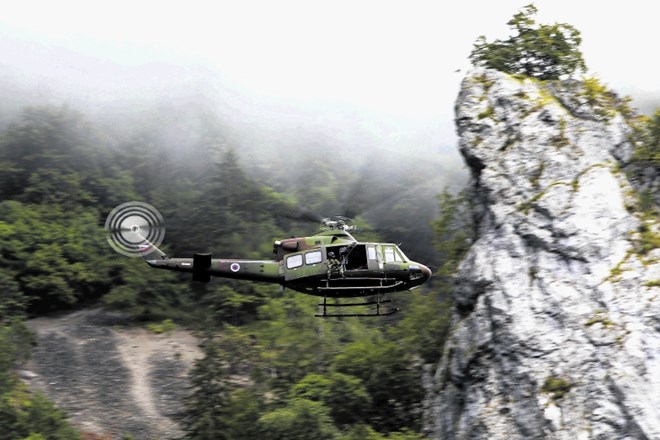Helikopterji Slovenske vojske bell 412, ki jih uporabljajo gorski reševalci, so  po njihovem opažanju  ravno pravšnji za...