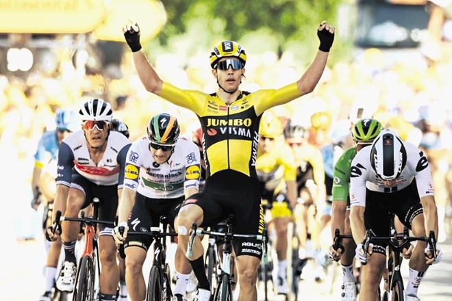 Belgijec Wout Van Aert, član Rogličeve ekipe Jumbo-Visma, se je takole veselil zmage na današnji etapi na Touru.