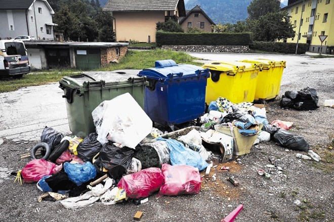 Zaradi neobvladljivega stanja nepravilno odloženih odpadkov so na Slovenskem Javorniku ukinili eko otok.
