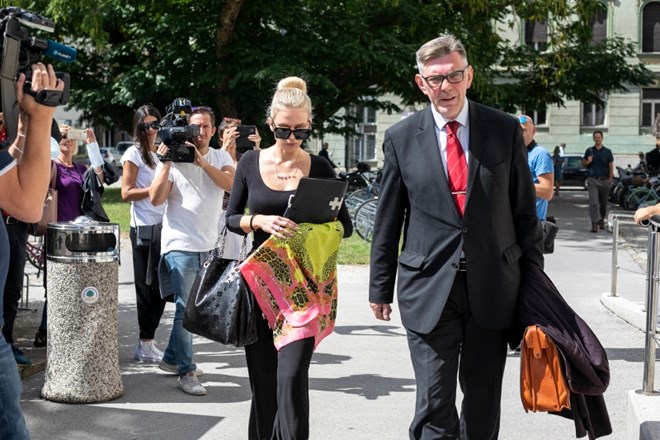 Julija Adlešič in njen odvetnik ob prihodu na sodišče.