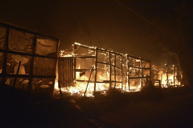 #foto Največji grški begunski center v pepelu
