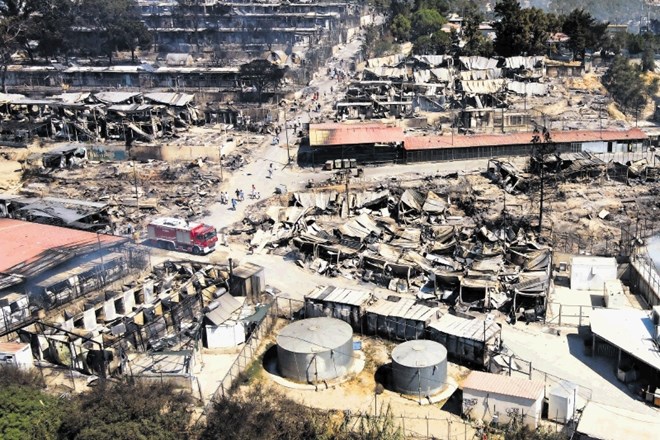 Pogled iz zraka na požgano in uničeno begunsko taborišče na Lezbosu, največje takšno v Grčiji. Gostilo je štirikrat več ljudi...