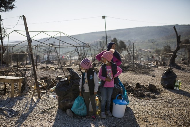 #foto Migranti iz uničenega taborišča Moria najverjetneje ne bodo odšli na celino