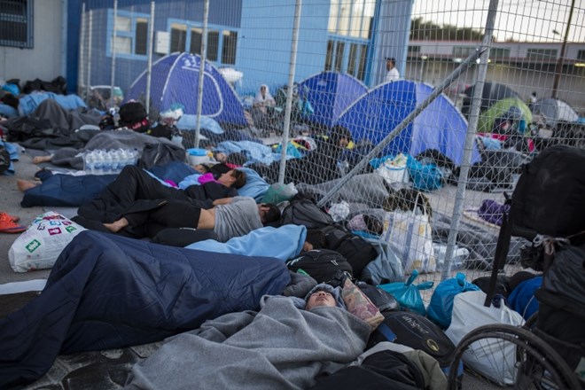#foto Migranti iz uničenega taborišča Moria najverjetneje ne bodo odšli na celino