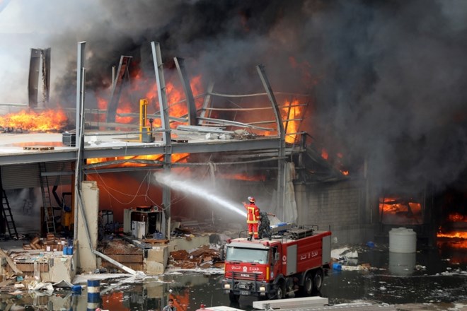 #foto V pristanišču v Bejrutu izbruhnil ogromen požar, prizadel tudi skladišče Rdečega križa