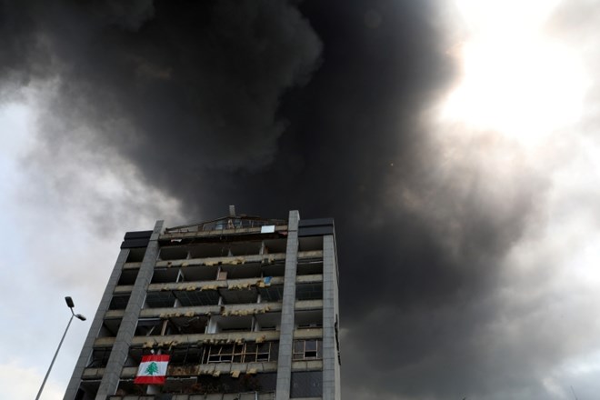 #foto V pristanišču v Bejrutu izbruhnil ogromen požar, prizadel tudi skladišče Rdečega križa