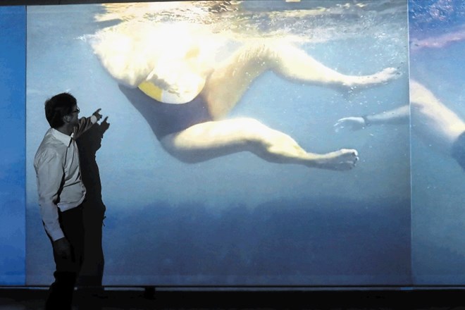Filmska instalacija režiserja Jürga Eglija omogoča gledalcu izkušnjo plavanja v reki, kot jo doživlja plavalec.