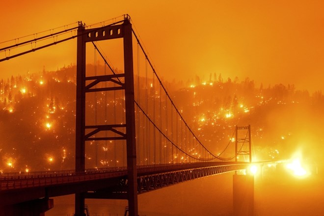 Oranžno nebo in požari v okolici kalifornijskega mesta Oroville.