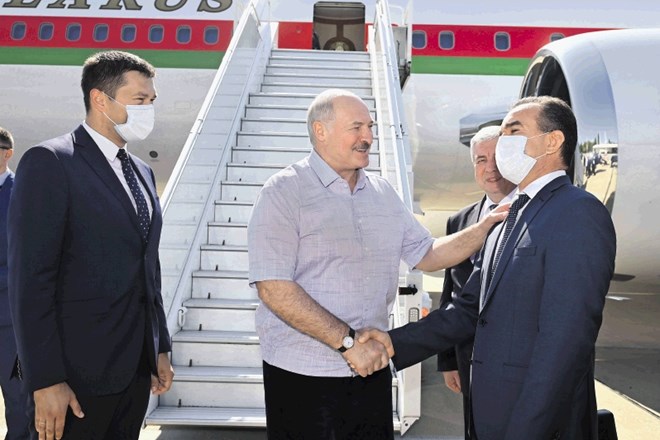 Beloruskega predsednika Lukašenka so ob včerajšnjem prihodu na obisk v Sočiju pričakali predstavniki Kremlja. Gostitelji so...