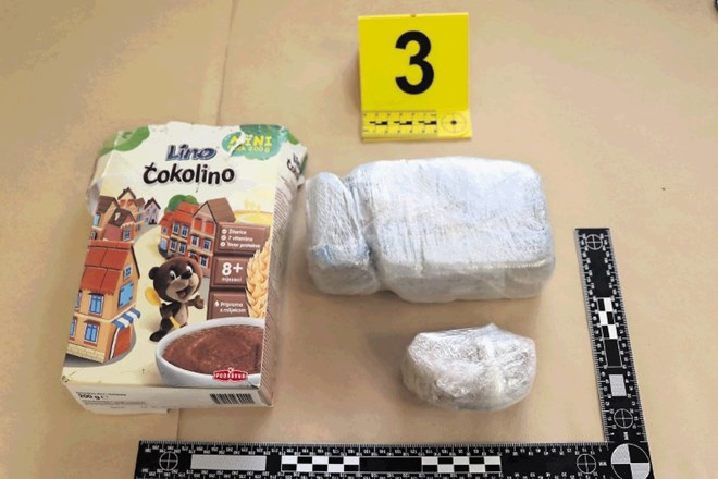 Iznajdljivi tihotapci so drogo zapakirali kar v embalažo za čokolino.