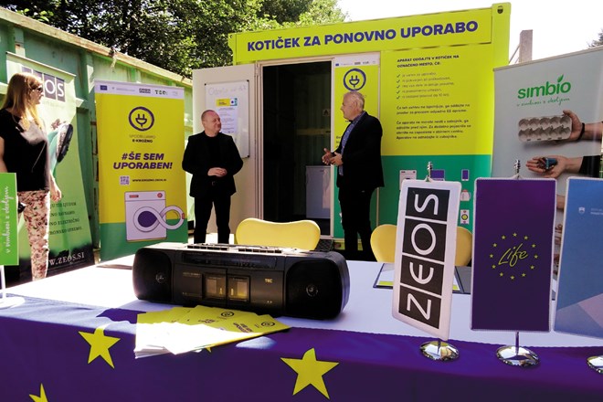 Marko Zidanšek, direktor družbe Simbio, in Emil Šehić, direktor družbe ZEOS ob predaji kotička svojemu namenu. arhiv ZEOS