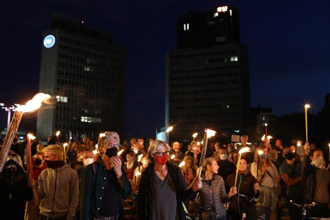 #foto Protestniki nocoj v Ljubljani pospremili razpravo o interpelaciji Hojsa in z baklami obkolili parlament 