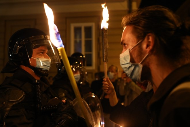 #foto Protestniki nocoj v Ljubljani pospremili razpravo o interpelaciji Hojsa in z baklami obkolili parlament 