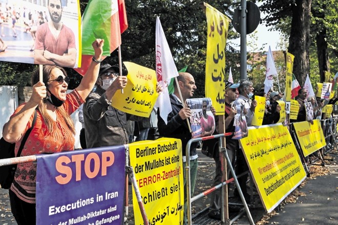 Usmrtitev iranskega rokoborca Navida Afkarija je sprožila proteste po vsem svetu, takole je bilo  v Berlinu.