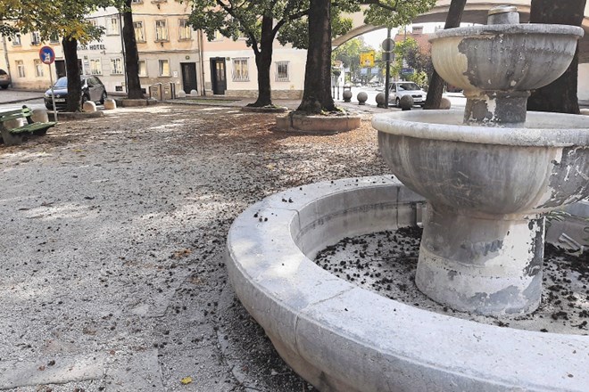 V fontani na Levstikovem trgu ni vode, ker kamnita skleda pušča.