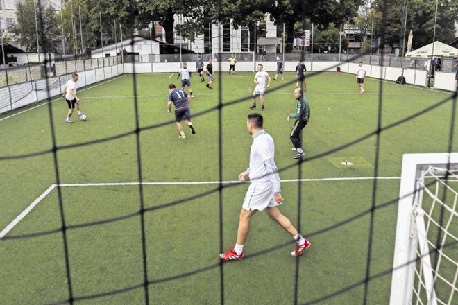 Turnir v malem nogometu je lokalna ekipa začela s fanti z ruskega veleposlaništva.