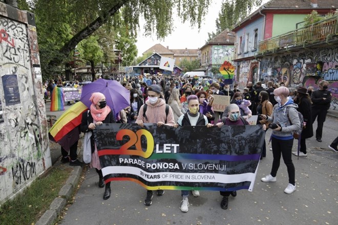 Udeleženci na paradi ponosa so nosili zaščitne maske.
