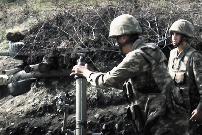 Vojaka v Gorskem Karabahu se pripravljata na obstreljevanje armenskih položajev.