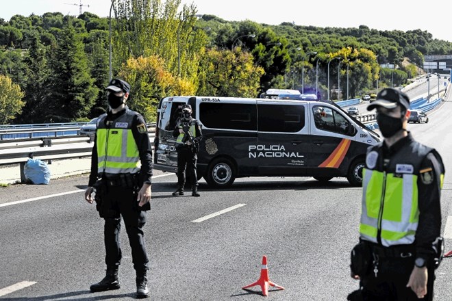 Španska policija je vzpostavila 60 nadzornih točk na obrobju  Madrida, prve evropske prestolnice, ki je spet uvedla karanteno...