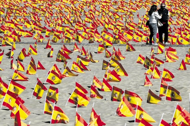 Na plaži Patacona pri Valencii so v pesek zapičili 53.000 španskih zastav v spomin na žrtve covida-19, ki jih je v Španiji...