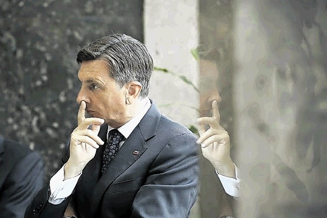 Pahor se spominja vrtanja po nosu Medtem ko se zdi, da Logar za svojih skromnih 1900 sledilk in sledilcev svojim fotografijam...