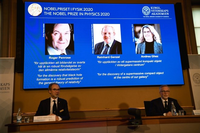 Predsednik komisije za nagrado za fiziko David Haviland med predstavitvijo dobitnikov letošnje Nobelove nagrade za fiziko.