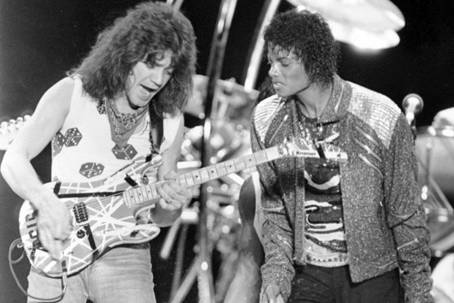 Eddie van Halen z Michaelom Jacksonom med izvajanjem pesmi Beat It leta 1984 na turneji v Teksasu.