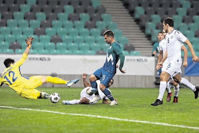 Slovenski nogometaši (v modro-zelenih dresih) so na prijateljski tekmi pričakovano visoko porazili reprezentanco San Marina,...